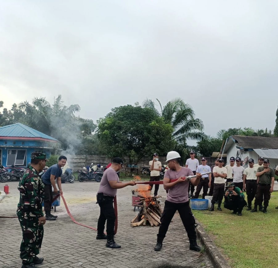 Hadir Dalam Simulasi Dan Pelatihan Pemadam Kebakaran Ini Kata Babinsa Koramil 07/Bosar Maligas