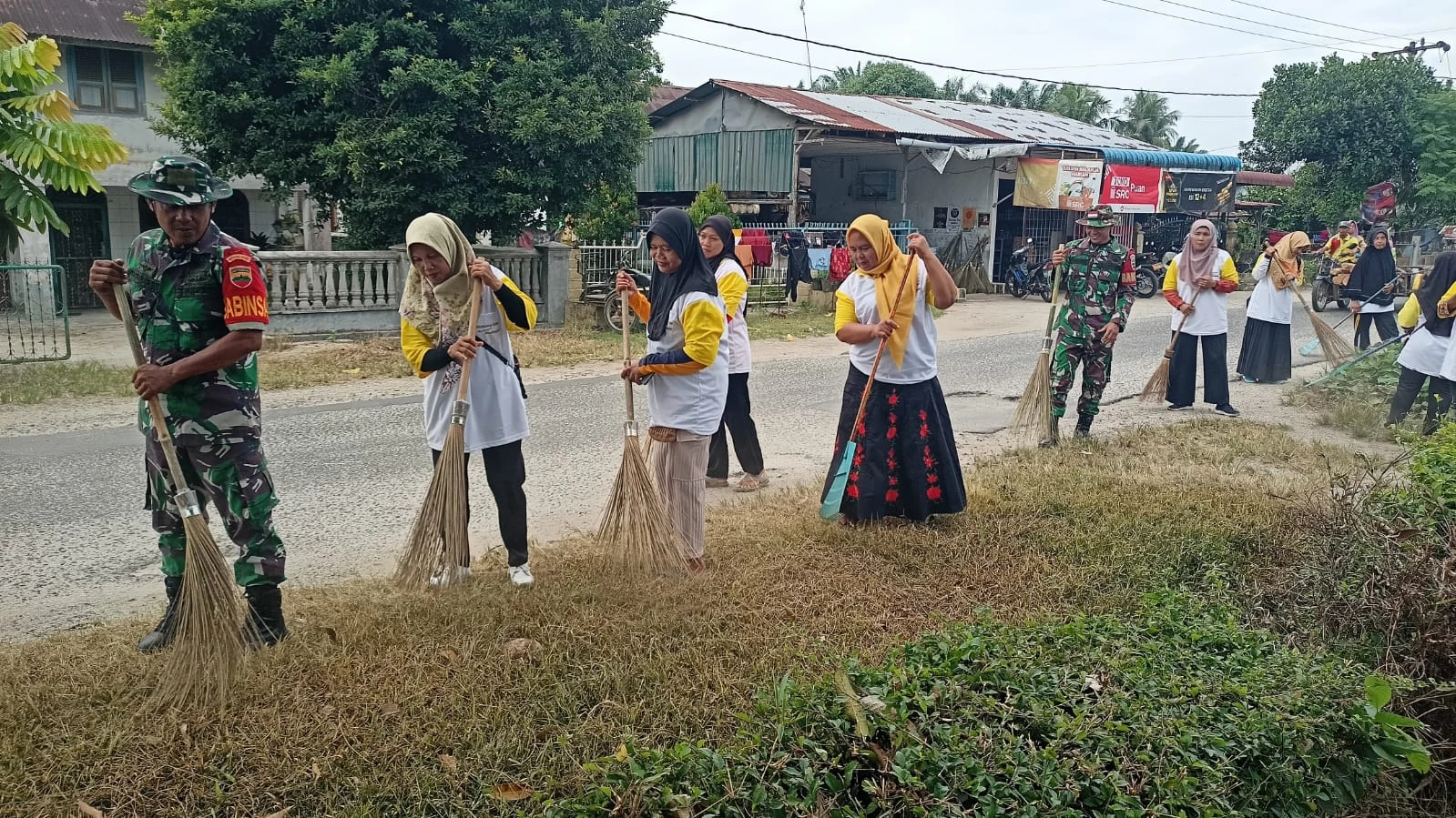 Jajaran Koramil 06/Perdagangan Hadiri Giat Marharoan Bolon Membangun Simalungun