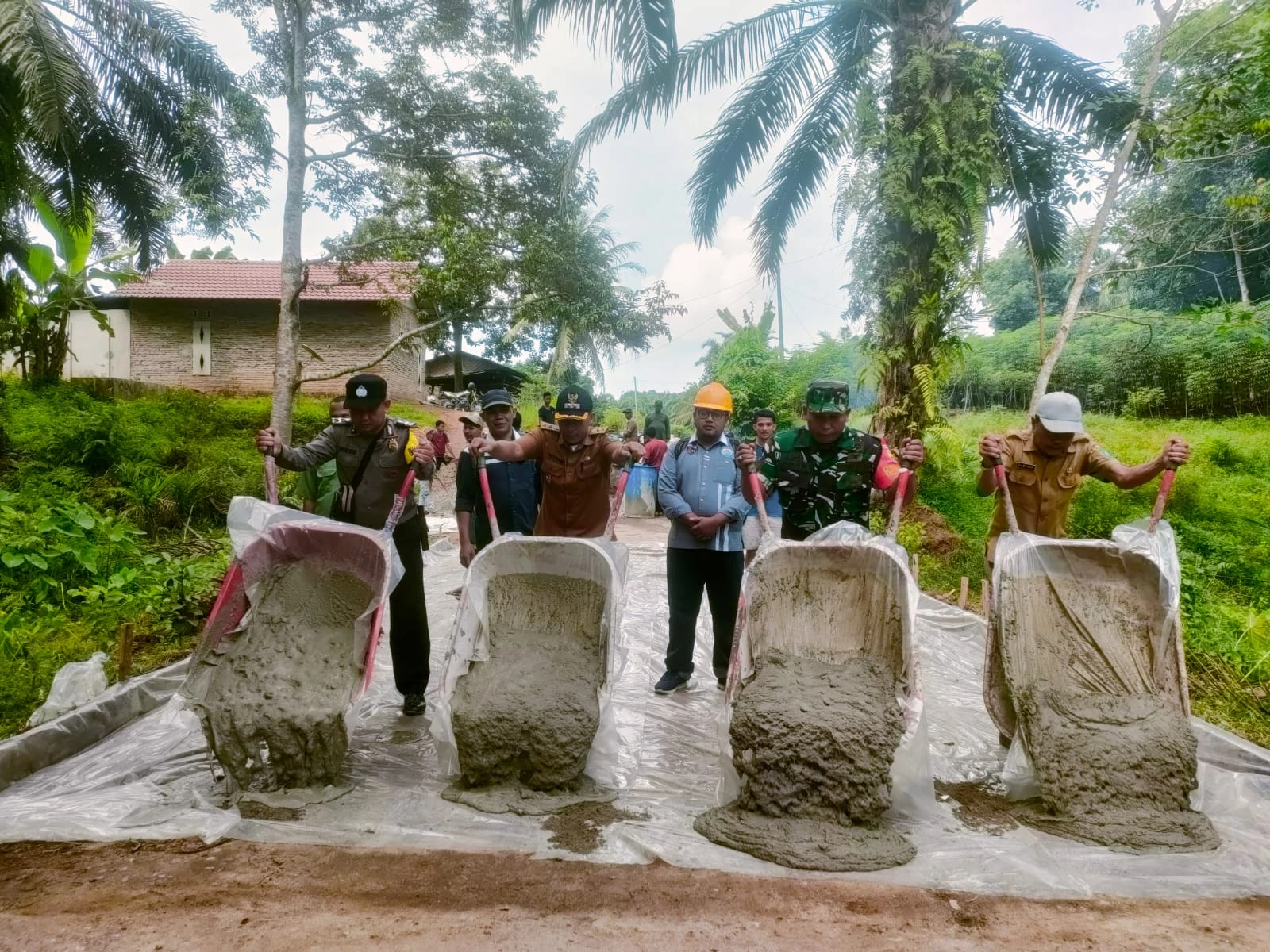 Babinsa Koramil 07/BM Turut Serta Pengecoran Rapat Beton Di Kecamatan Ujung Padang