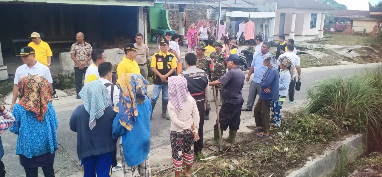 Babinsa Koramil 09/TB Kodim 0207/Simalungun Turut Serta Marharoan Bolon Perbaikan Jalan Di Dua Nagori