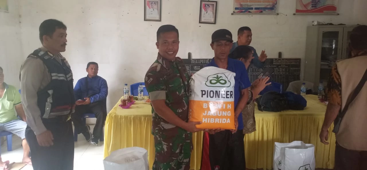 Sebagai Bentuk Kepedulian di Wilayah Binaan Babinsa Koramil 09/TB Hadiri Penyaluran Bantuan Ketapang dan Pembagian Bibit Jagung