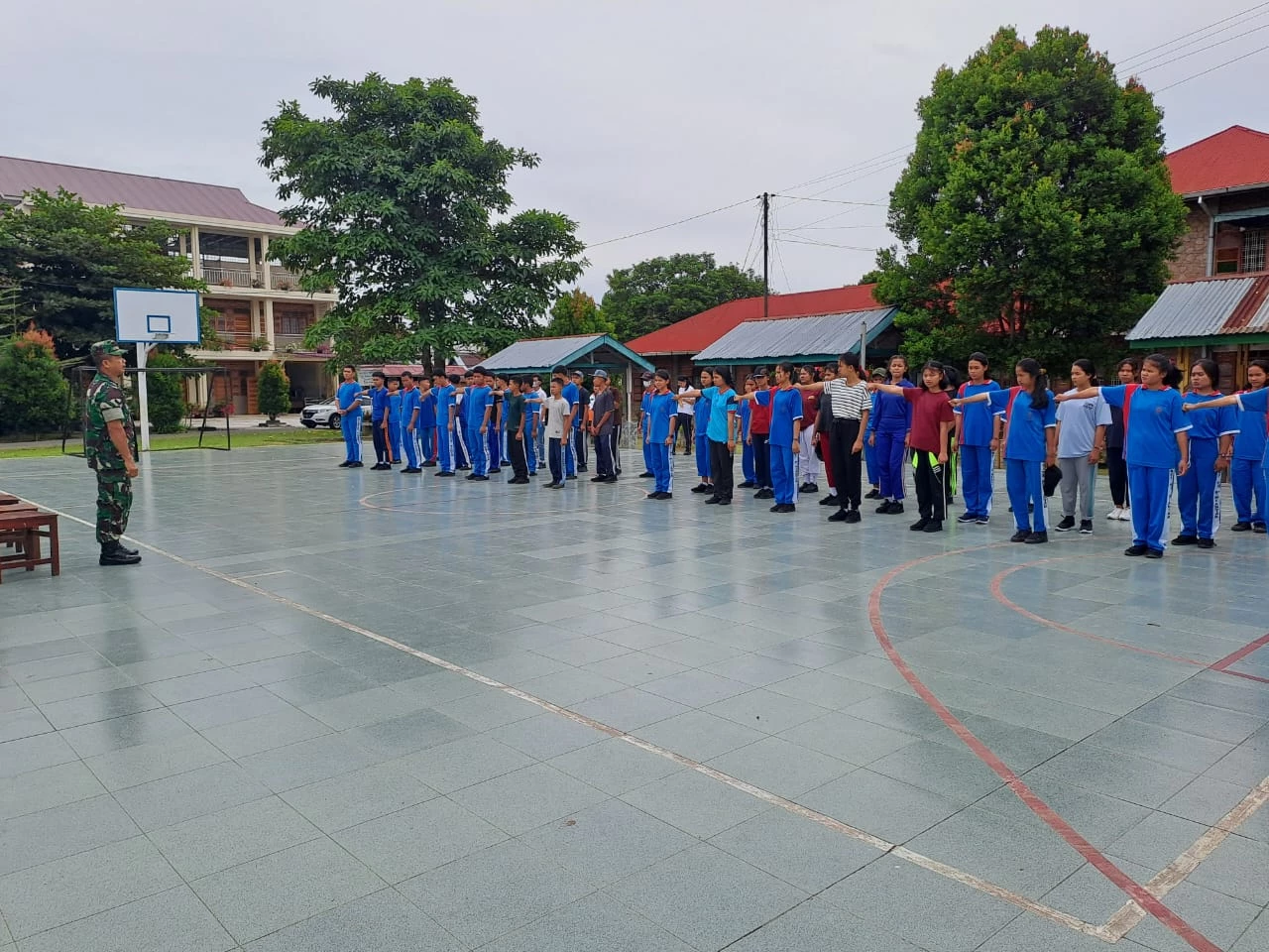 Tanamkan Disiplin Babinsa Kodim 0207/SML Latih PBB Siswa-Siswi SMK