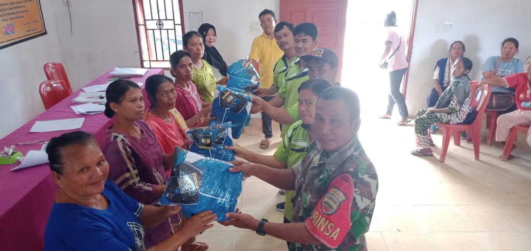 Babinsa Koramil 09/TB, Monitor Kegiatan Pembagian Bantuan Pemerintah di Nagori Ujung Bosar Kabupaten Simalungun