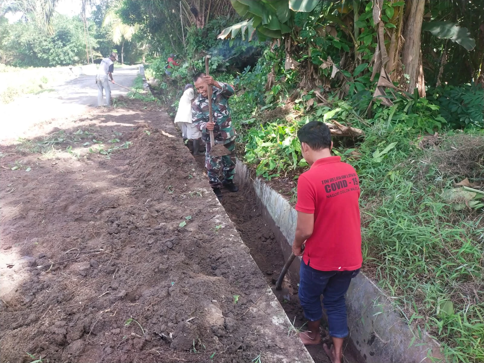 Wujudkan Lingkungan Bersih, Babinsa Koramil 08/Bangun Bersama Warga Lakukan Gotong Royong.