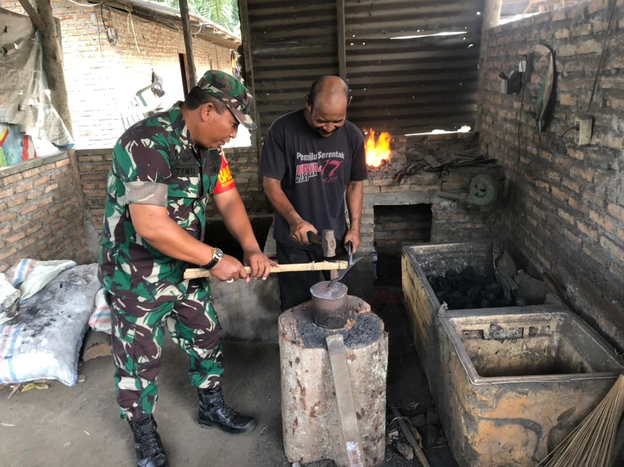 Komsos Dengan Warga, Babinsa Koramil 07/Bosar Maligas Rutin Pantau Wilayah Binaan