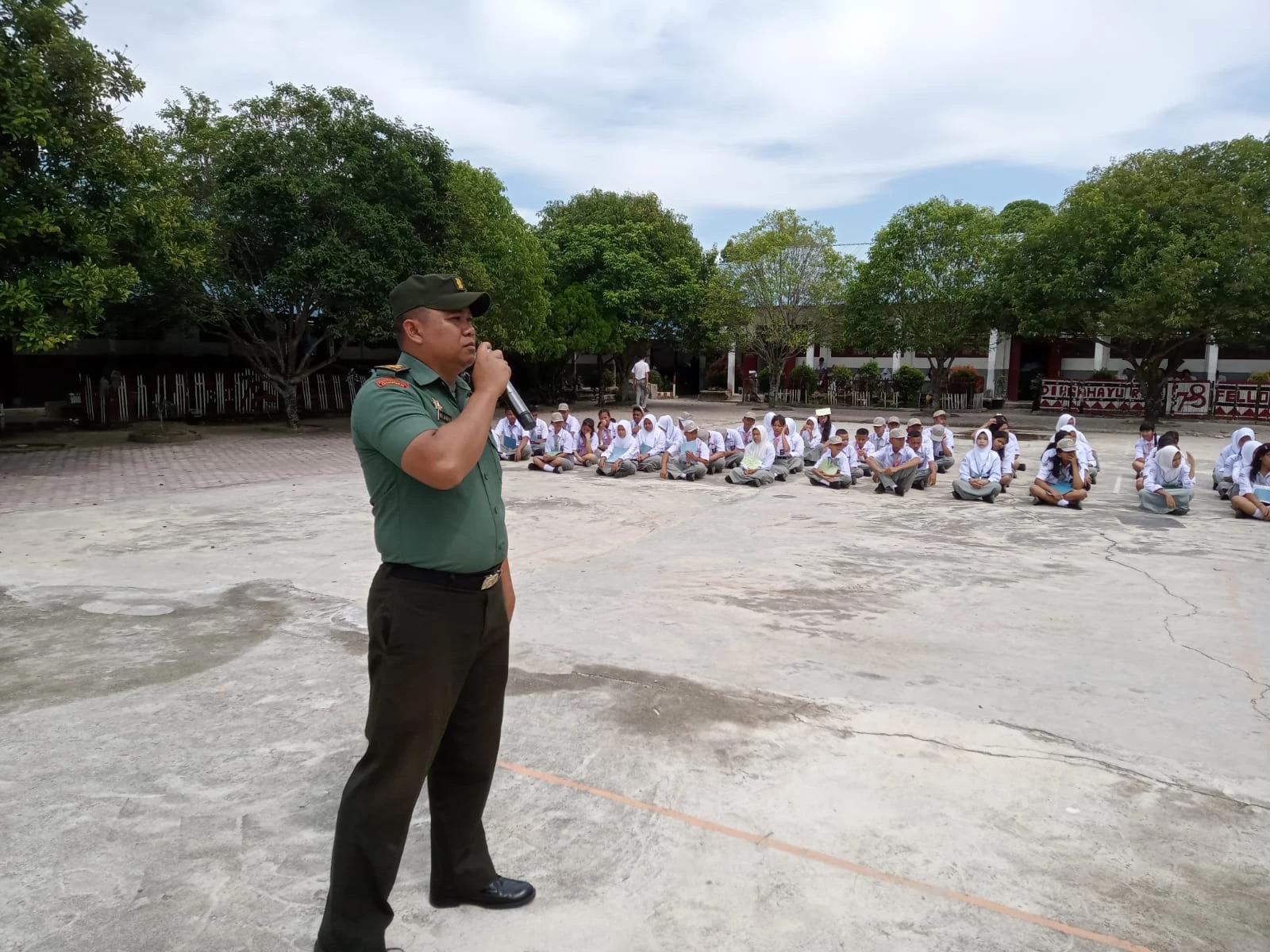 Babinsa Koramil 08/ Bangun, Berikan Materi Wasbang Ke Pelajar Sekolah