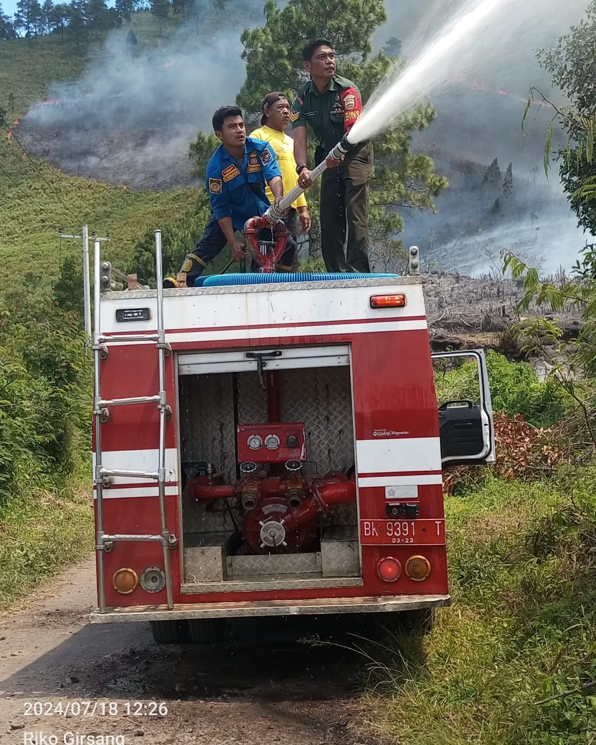 Gerak Cepat Babinsa Koramil 12/ Saribudolok bantu Padamkan Kebakaran Lereng gunung Sipiso-piso