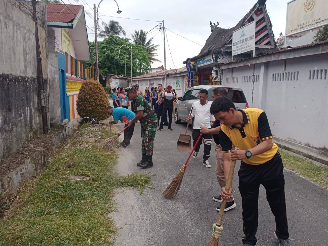 Babinsa 03/ Siantar Selatan Bersama Forkopimcam Dan Polsek Setempat ajak warga Gotong Royong 