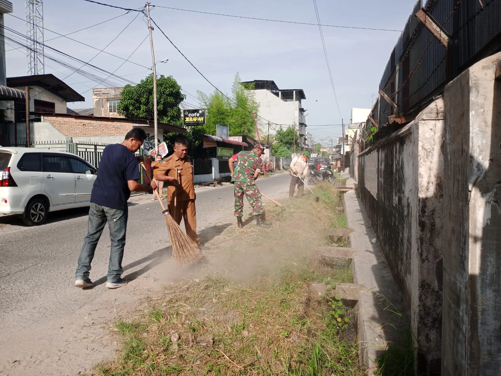 Babinsa Bersama Perangkat Kecamatan Gotong-Royong Bersihkan Bahu Jalan Dan Parit