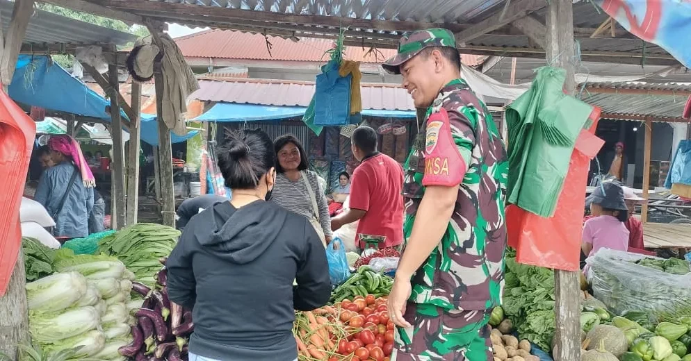 Jalin Komunikasi, Babinsa Komsos Dengan Pedagang Di Pasar Saribudolok