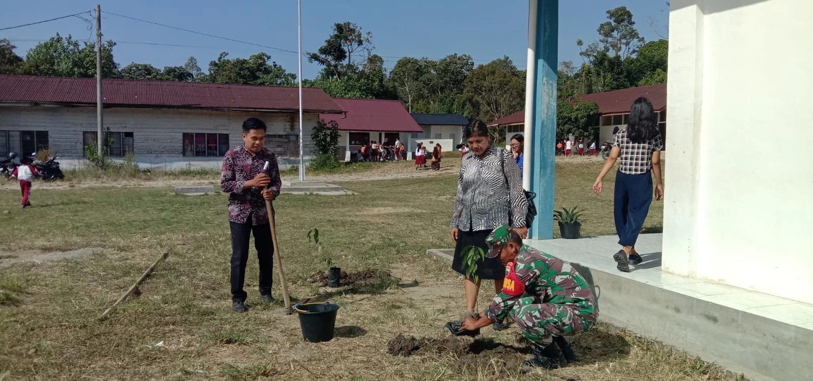 Ajak Generasi Muda Peduli Lingkungan, Babinsa Bersama Siswa Siswi SMAN 1 Panei  Tanam Pohon