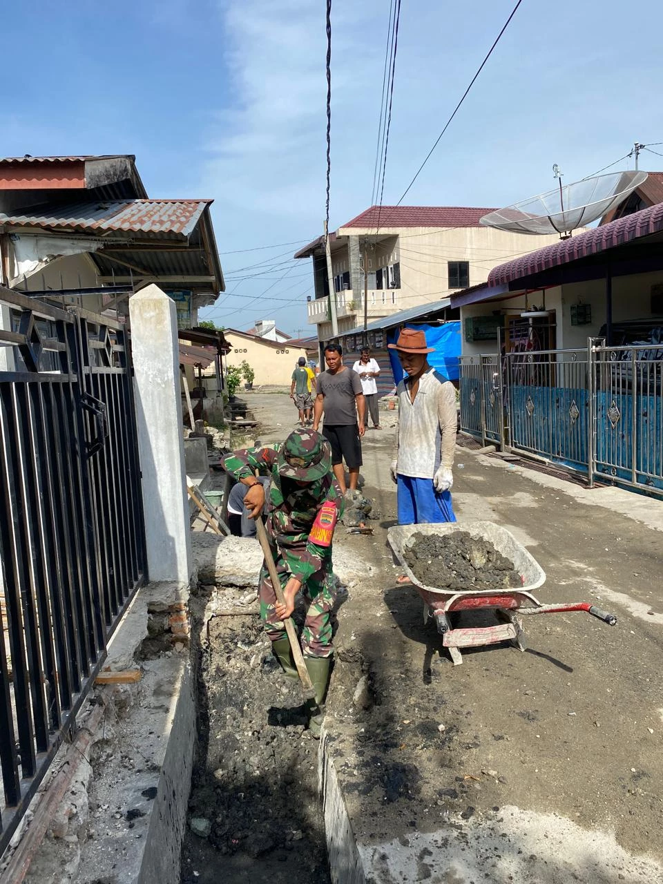 Babinsa Gotong Royong Bersama Warga Dalam Pembuatan Saluran Air