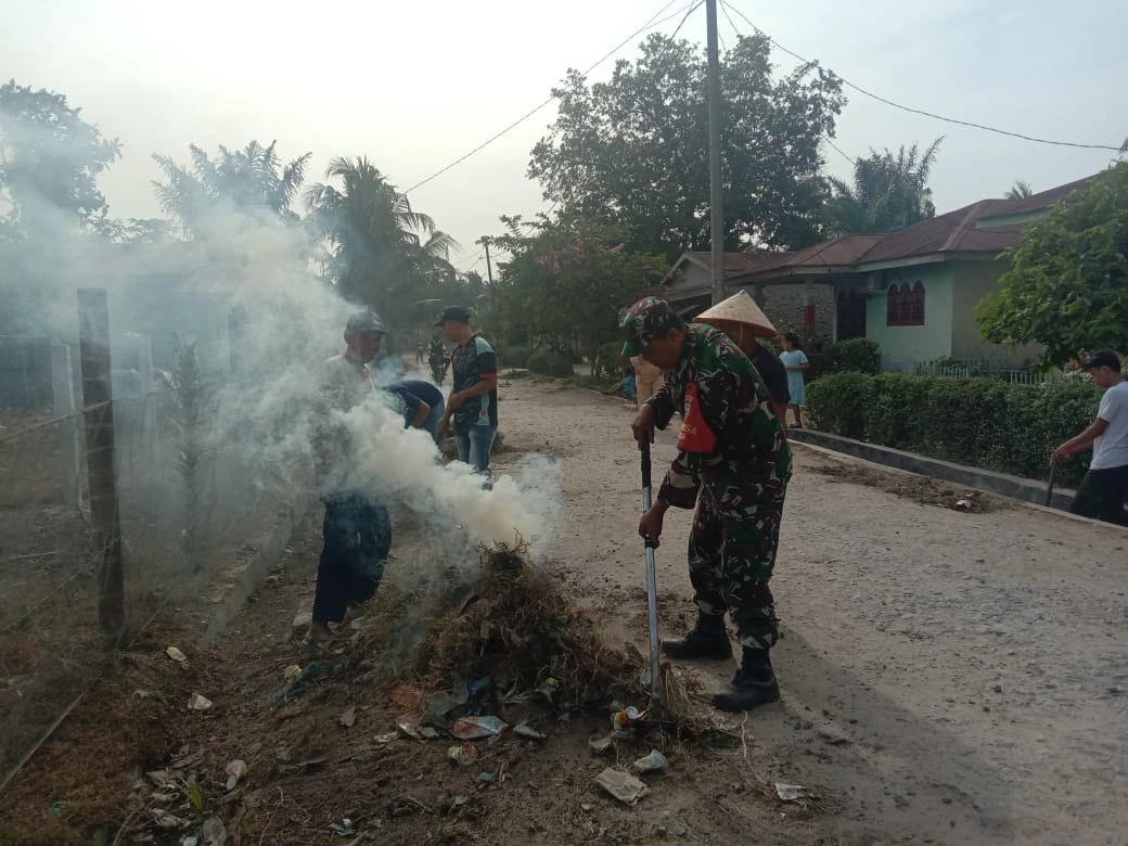 Babinsa Bosar Maligas Bersama Warga Gotong Royong Bersihkan Parit dan Jalan