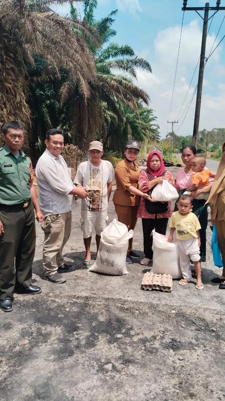 Babinsa Panei Tongah Dampingi Dinas Sosial Serahkan Bantuan Korban Kebakaran