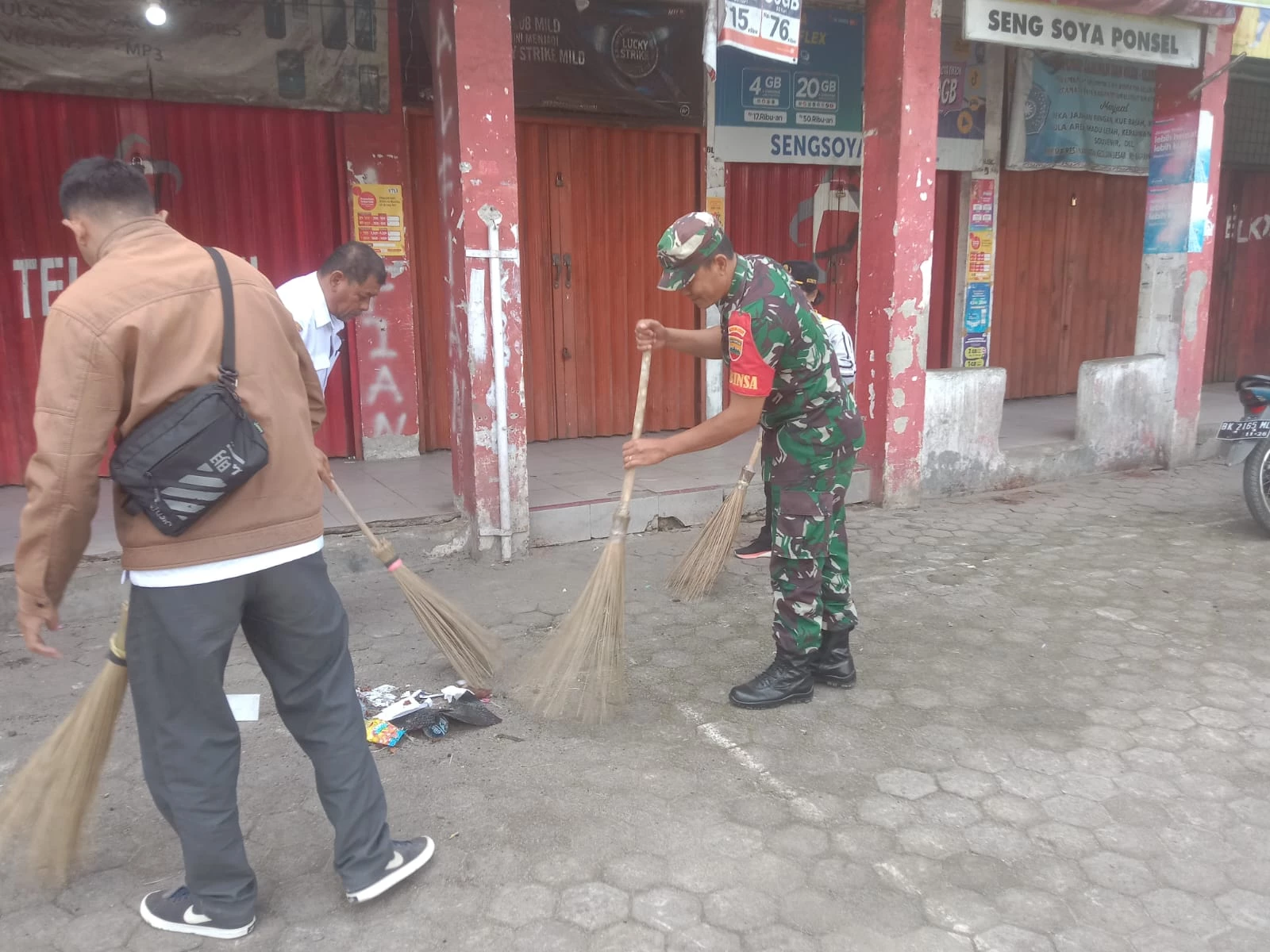 Babinsa Raya Kerja Bakti Pembersihan Pasar Lost