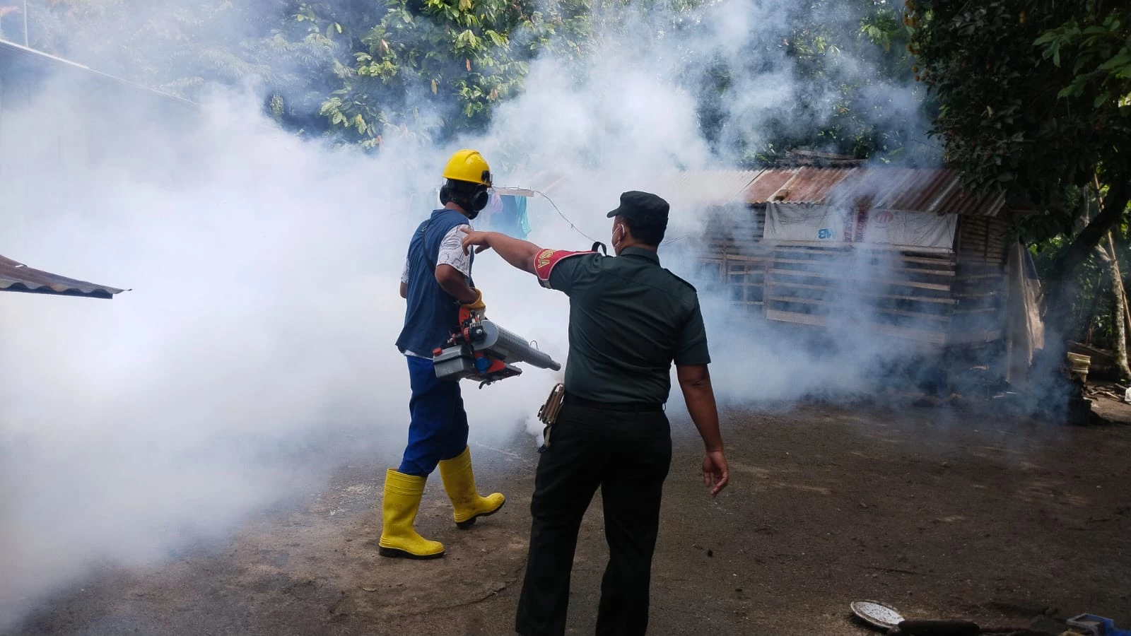 Basmi Sarang Nyamuk, Babinsa Dampingi Kegiatan Fogging