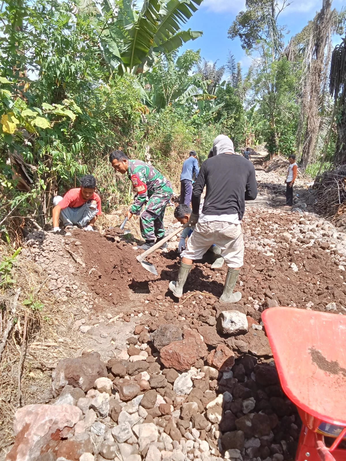 Guna Memperlancar Jalan Usaha Tani, Babinsa Raya Bersama Warga Melaksanakan Gotong Royong