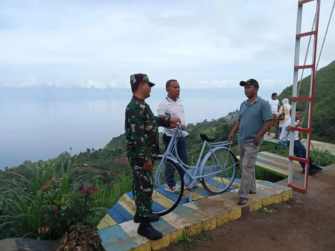 BabinsaBabinsa Koramil 15/DP Himbau Pengunjung Tempat Wisata Jaga Kebersihan Dan Keamanan Diri