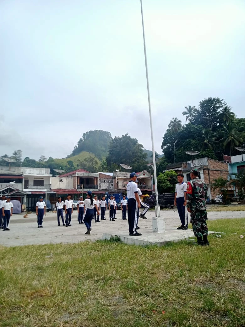 Babinsa Koramil 13/ Purba Latih Paskibra Pelajar SMP