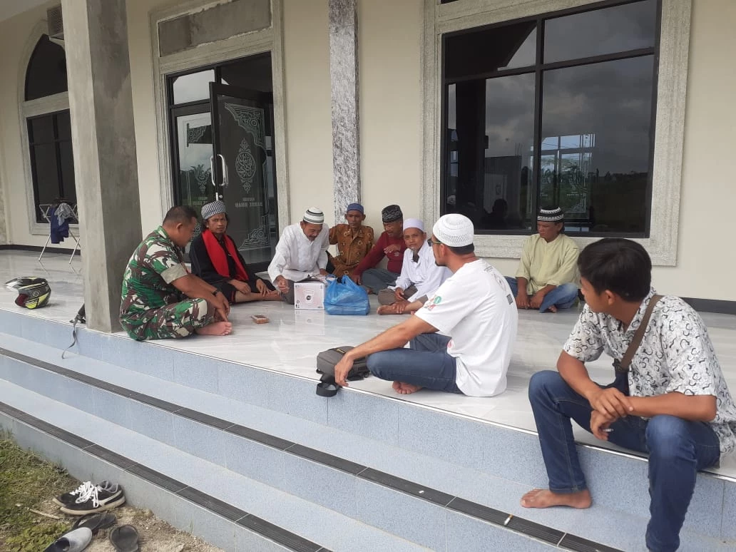 Komsos Bersama Pengurus Masjid, Babinsa Koramil 16/PT  Mengajak Persatuan Dan Kesatuan Warga