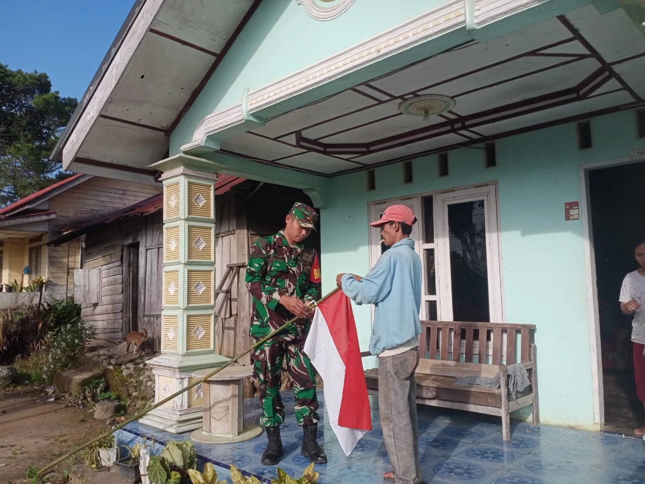 Sambut HUT RI, Babinsa Ajak Warga Pasang Bendera Merah Putih