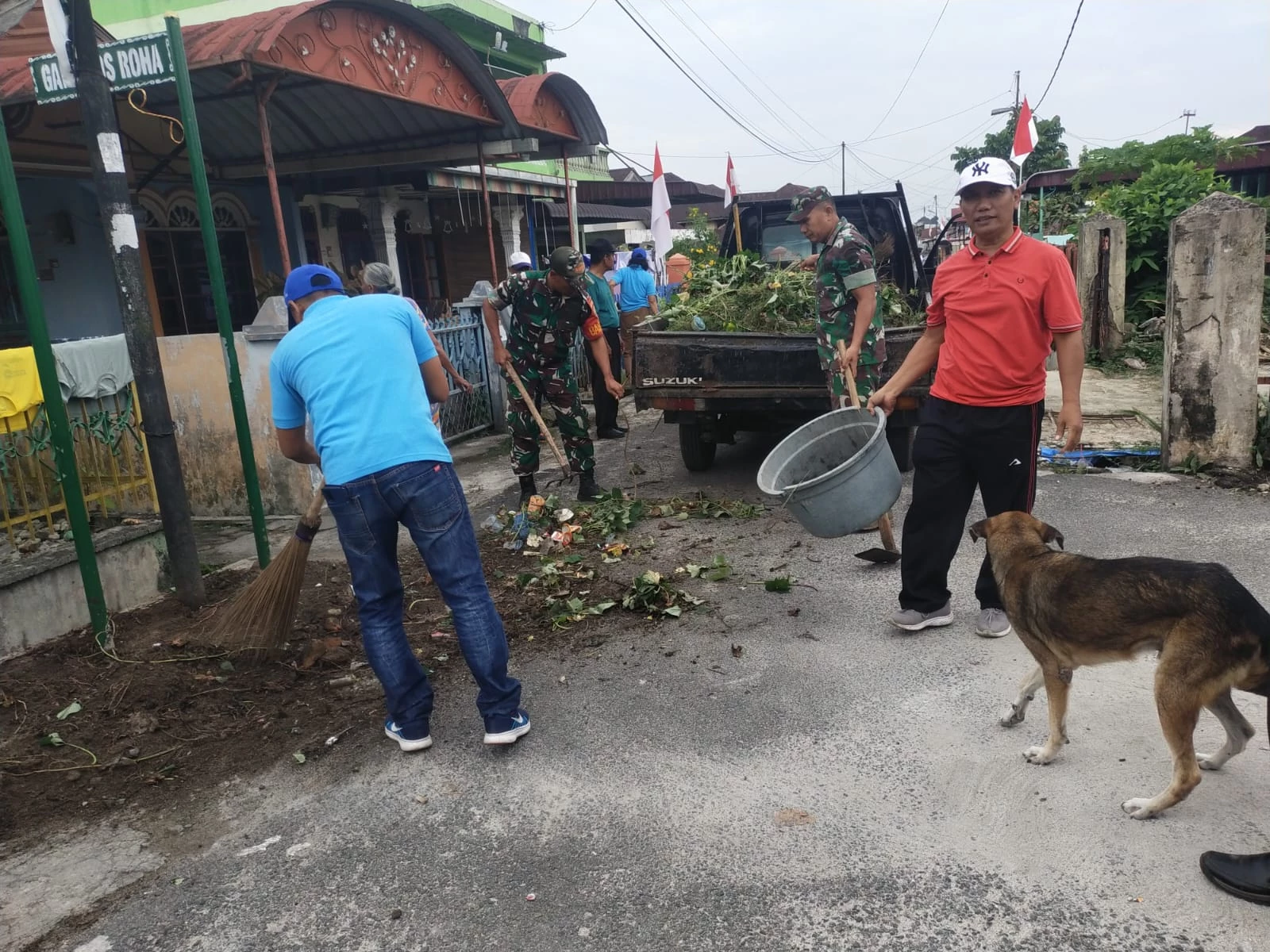 Babinsa Dan Babinkamtibmas, Bersama Warga Gotong Royong Bersihkan Jalan