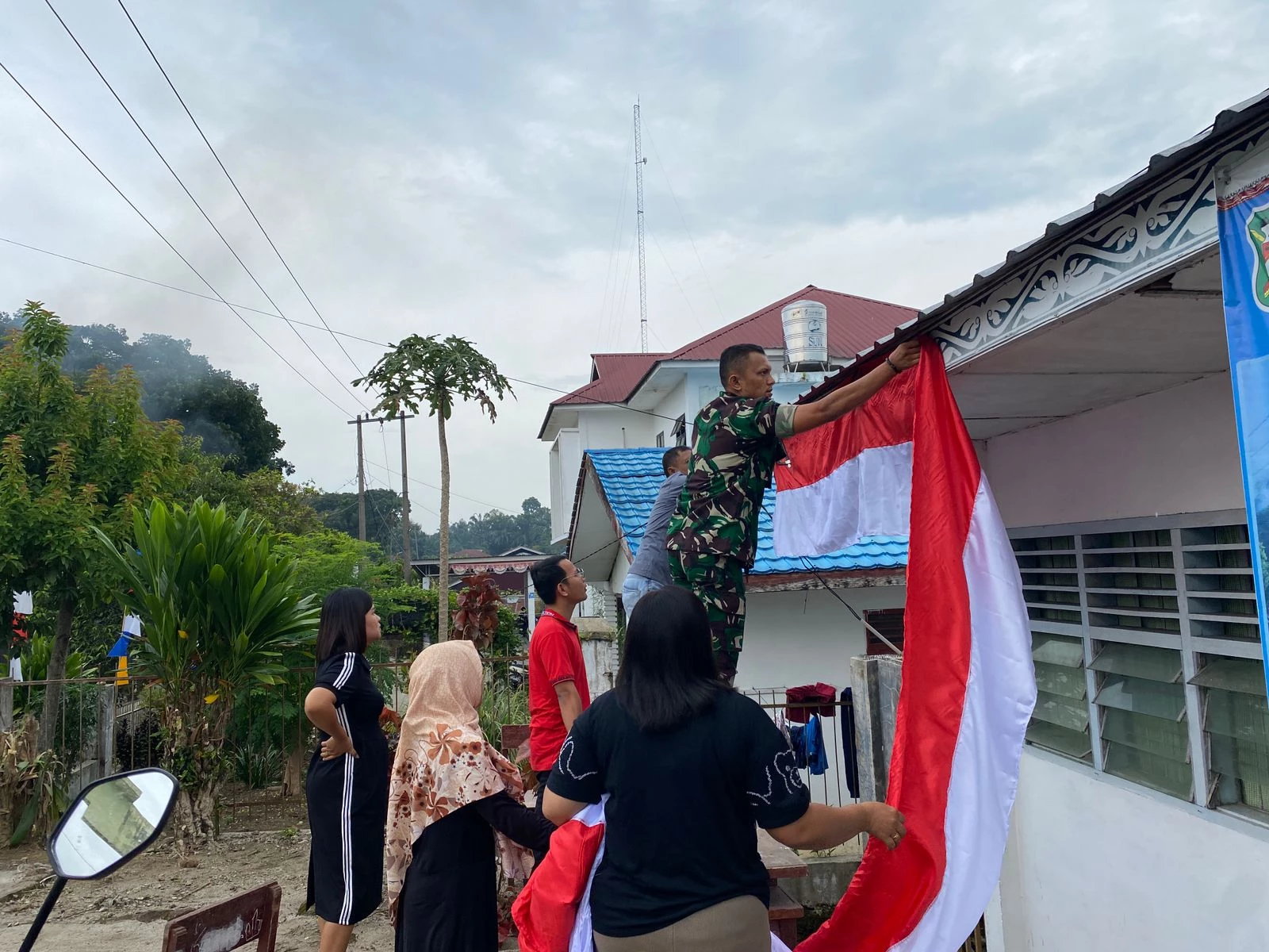 Bersama Siswa/i, Babinsa Gotong Royong Sambut HUT RI Ke-79