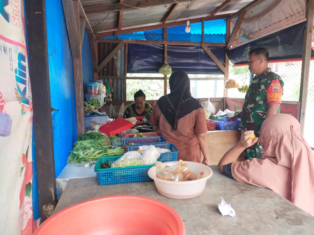 Guna Memastikan Kestabilan Harga Sembako, Babinsa Terjun Langsung ke Pasar Tradisonal