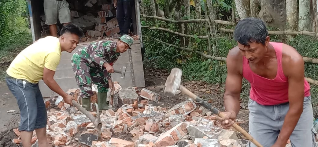 Bersama Warga, Babinsa Gotong Royong Perbaiki Jalan Rusak.