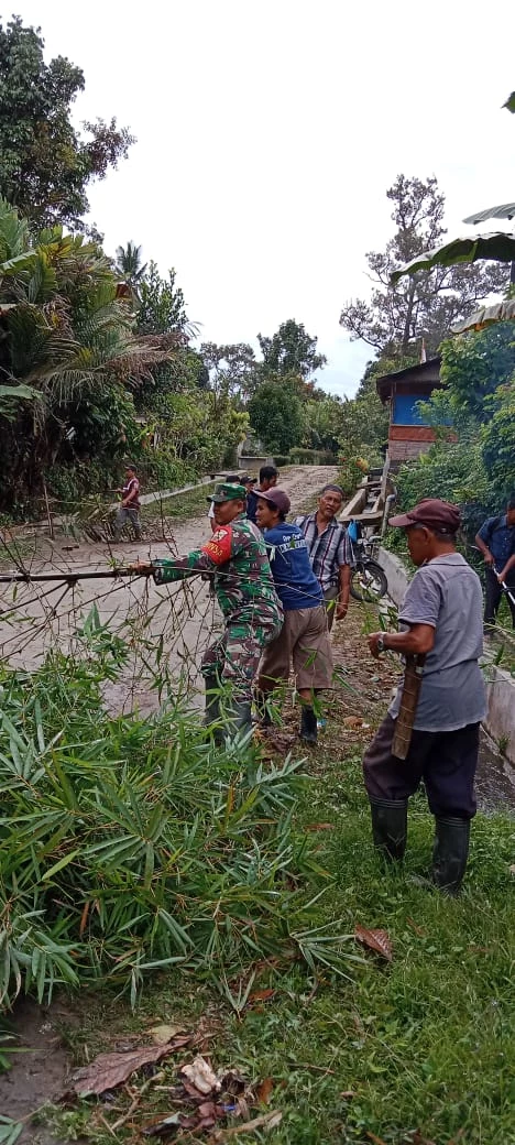 Babinsa Koramil 16/Pane Tongah Bersama Warga Binaan Melaksanakan Gotong Royong Bersihkan Lingkungan