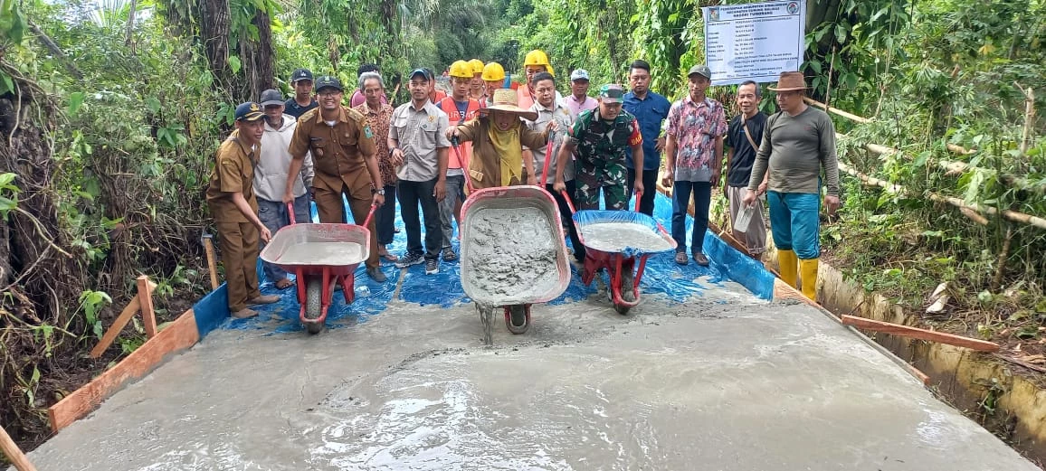 Babinsa Koramil 08/Bangun Hadiri Trial Pembangunan Jalan Desa