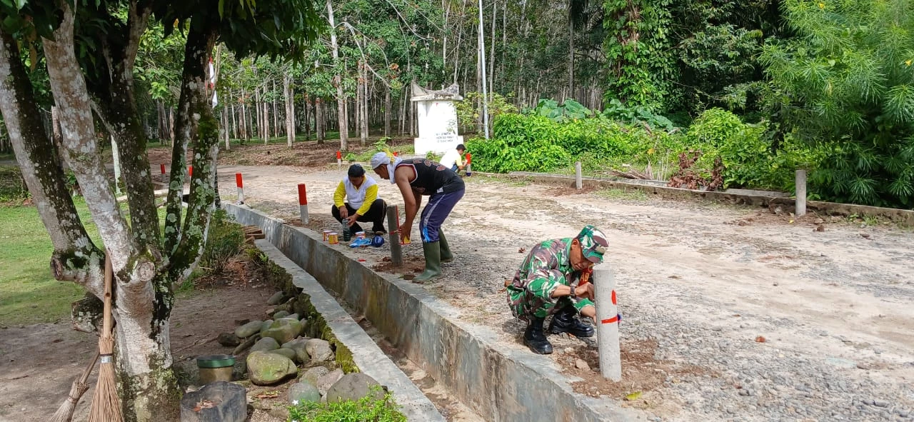 Babinsa Koramil 05/Serbelawan  Gotong Royong Bersama Warga Sambut HUT RI ke-79