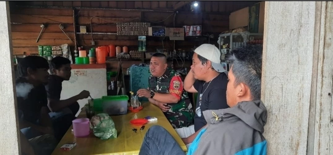 Babinsa Manfaatkan Warung Kopi, Sebagai Media Komsos Dengan Warga Binaan