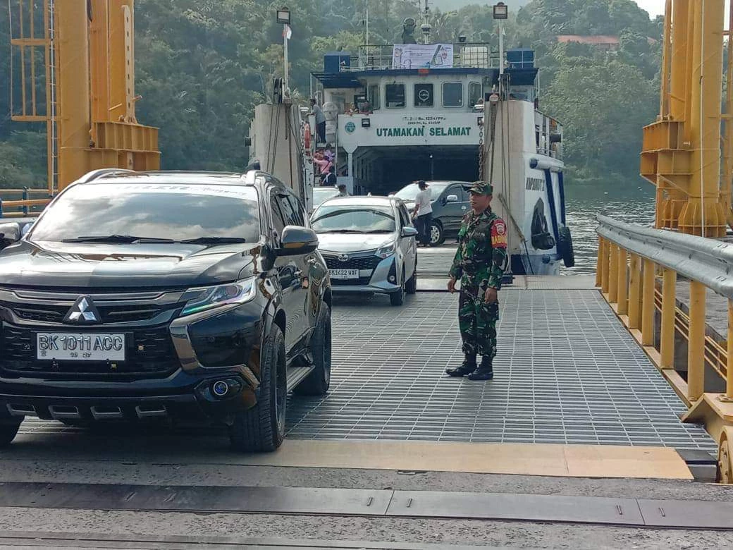 Sambangi Pelabuhan Tigaras, Koramil 15/Dolok Pardamean Laksanakan Komunikasi Dengan Penumpang