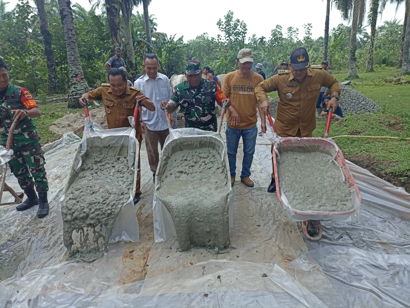 Babinsa Koramil 07/BM Turut Serta Pengecoran Rapat Beton Di Kecamatan Ujung Padang.