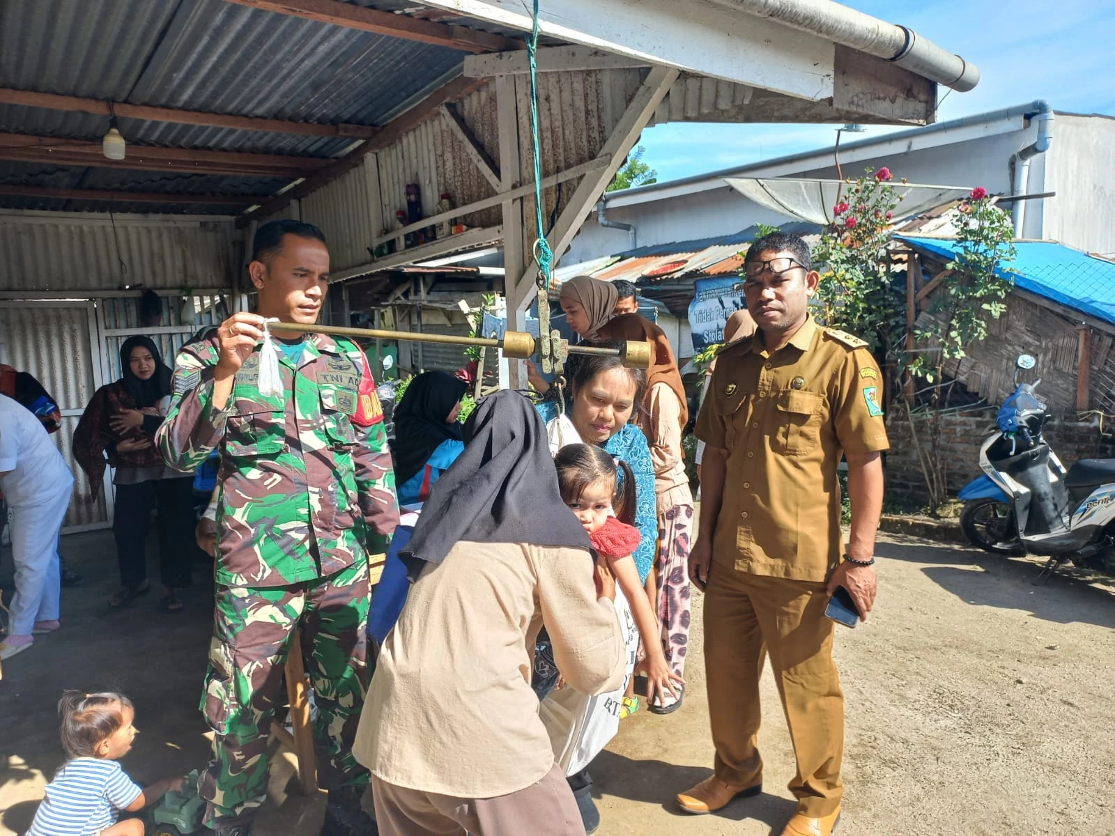 Wujudkan Balita Sehat, Babinsa Dampingi Pelaksanaan Posyandu Di Desa Binaan