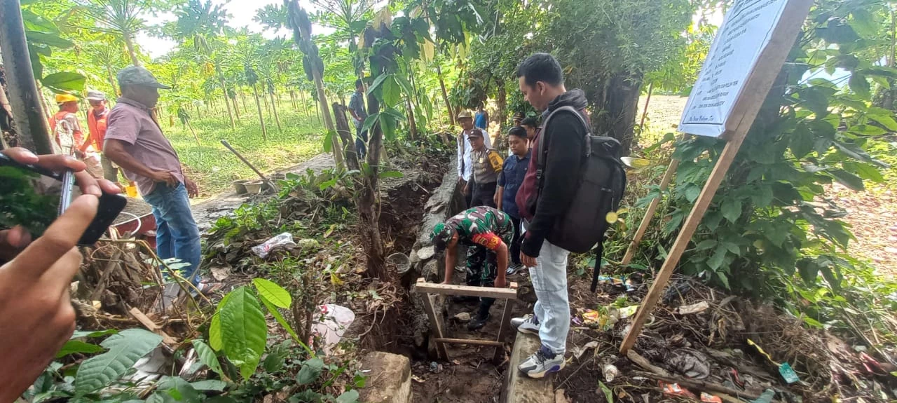 Babinsa Hadiri Peletakan Batu Pertama Pembangunan Jalan Rabat Beton dan Saluran Drainase