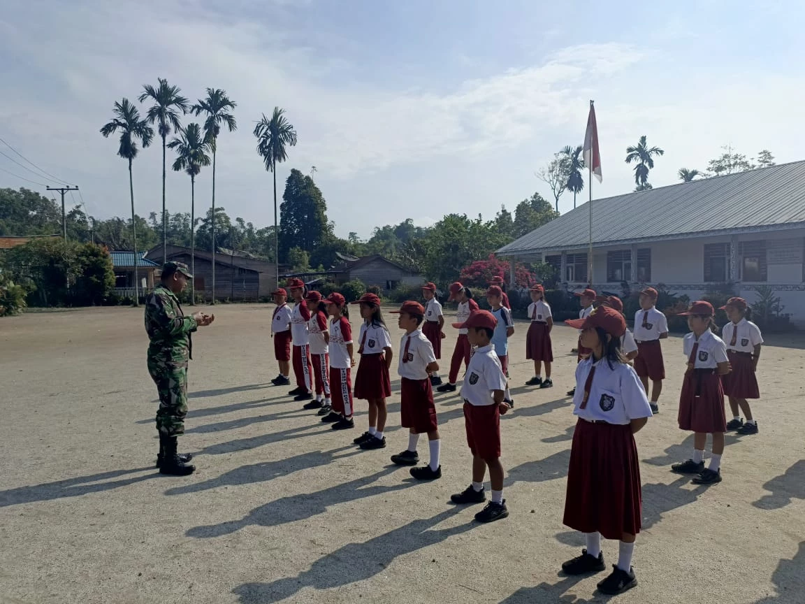 Babinsa Koramil Raya Latih PBB Siswa SD Di Wilayah Binaan