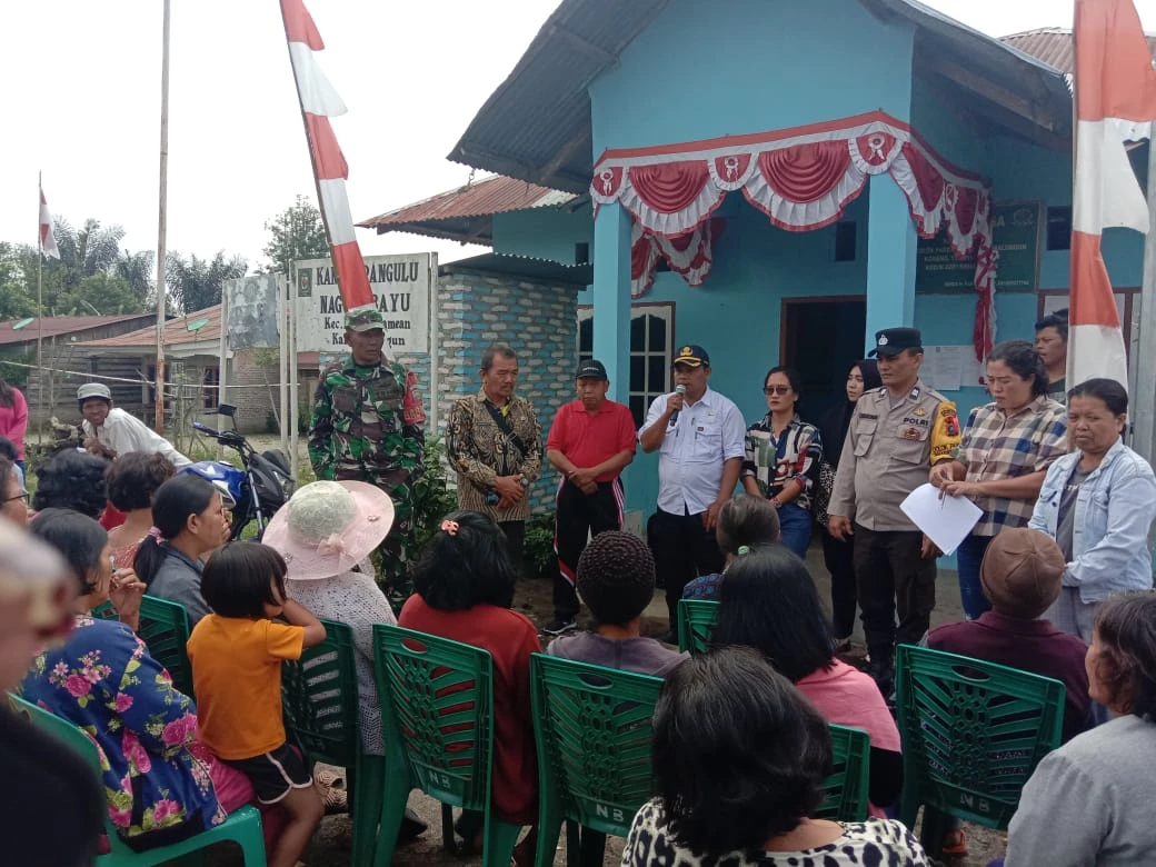 Sebagai Bentuk Kepedulian di Wilayah Binaan Babinsa Koramil 15/Dolok Pardamean Hadiri Sekaligus Dampingi Pembagian Bibit Jagung