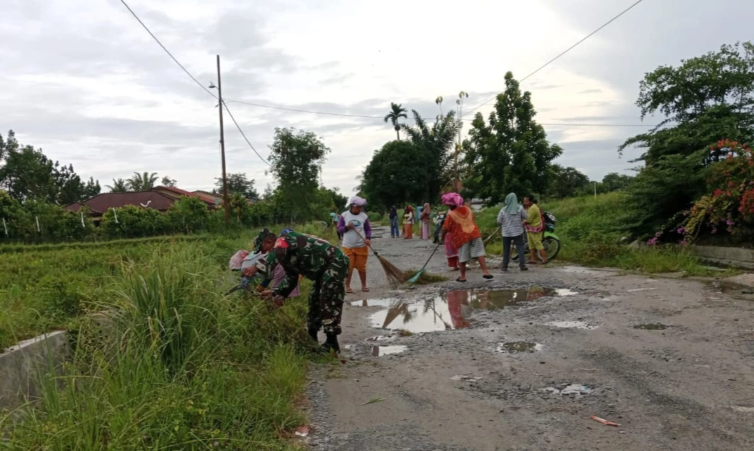 Babinsa  Gotong Royong Bersama Warga Binaan