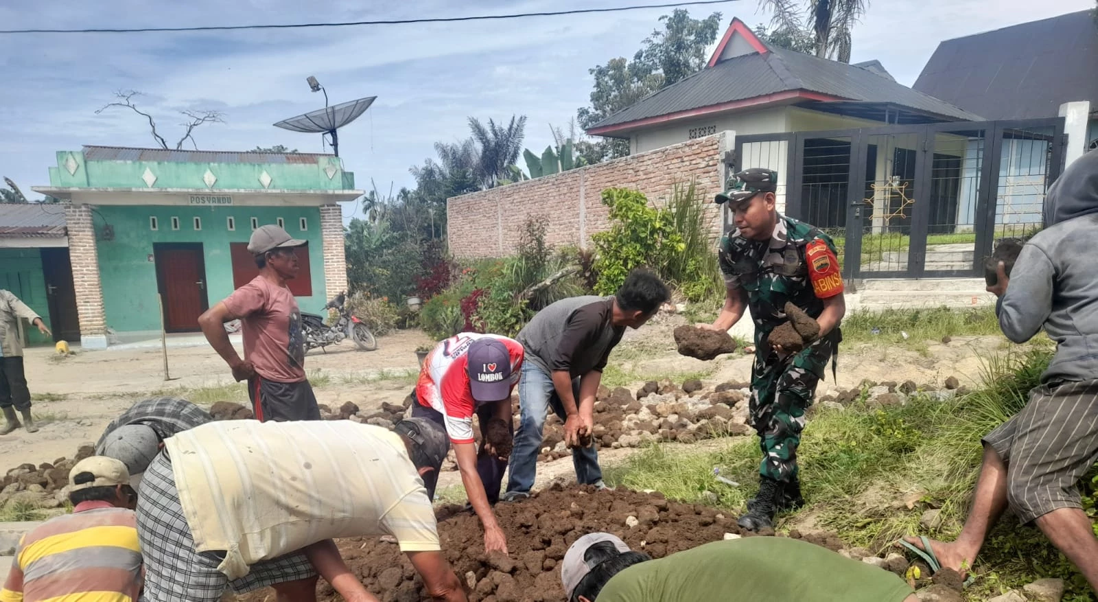 Bergerak Bersama Rakyat, Babinsa Gotong Royong Timbun Jalan Berlubang