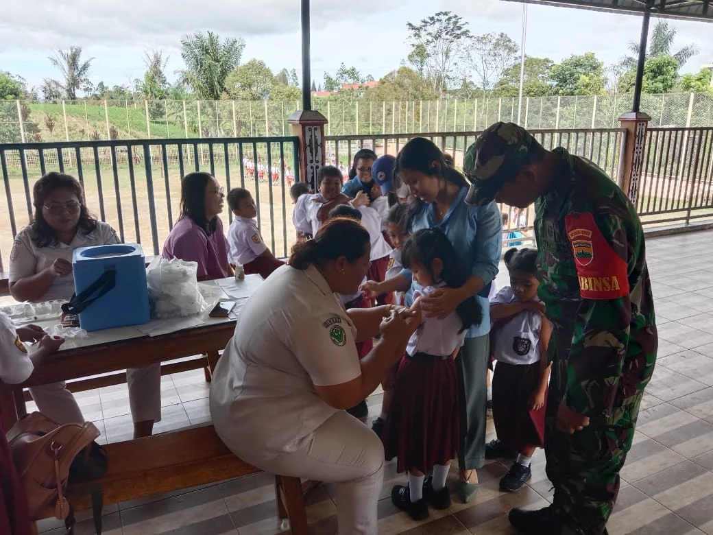 Babinsa Melaksanakan Pendampingan Bulan Imunisasi Anak Sekolah (Bias) Di SD RK Bintang Timur Pematang Raya