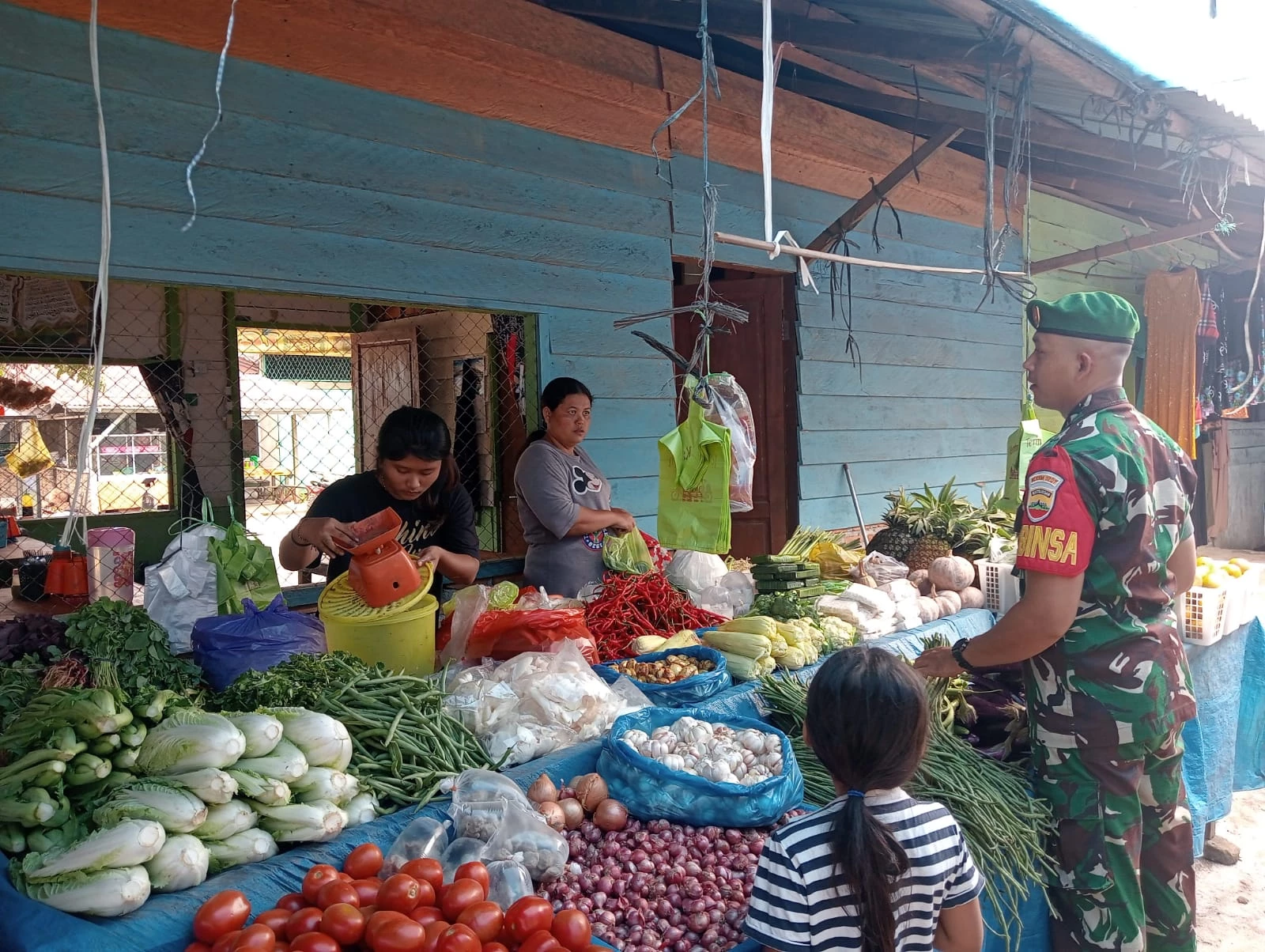 Kunjungi Pasar Tradisional Babinsa Pastikan Stabilitas Harga Sembako masih stabil