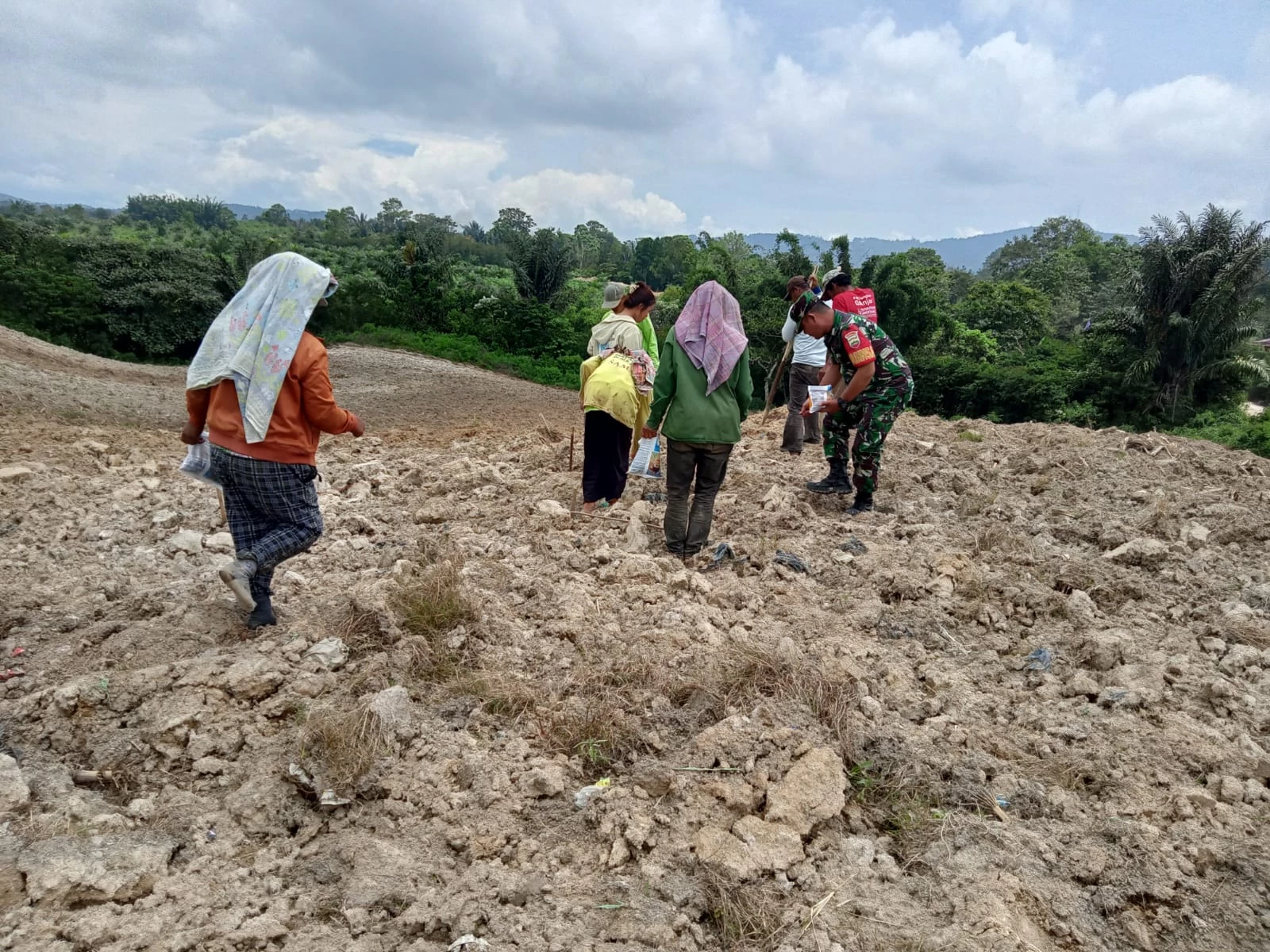 Gunakan Lahan Kosong, Babinsa Bantu Warga Menanam Jagung