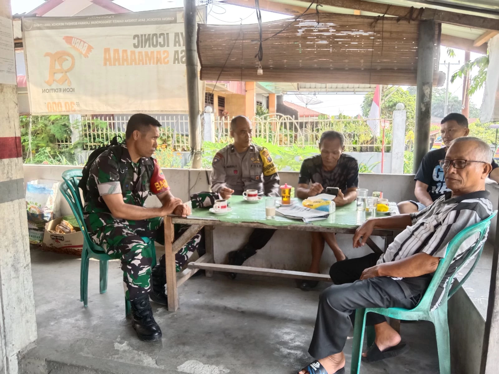 Tingkatkan Kamtibmas, Babinsa Bersama Bhabinkamtibmas Melaksanakan Komsos dengan Masyarakat 