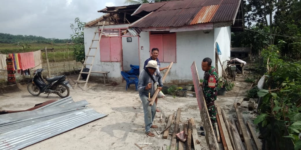 Gerak Cepat, Babinsa Tanah Jawa Bantu Rumah Warga yang Terkena Angin Puting Beliung