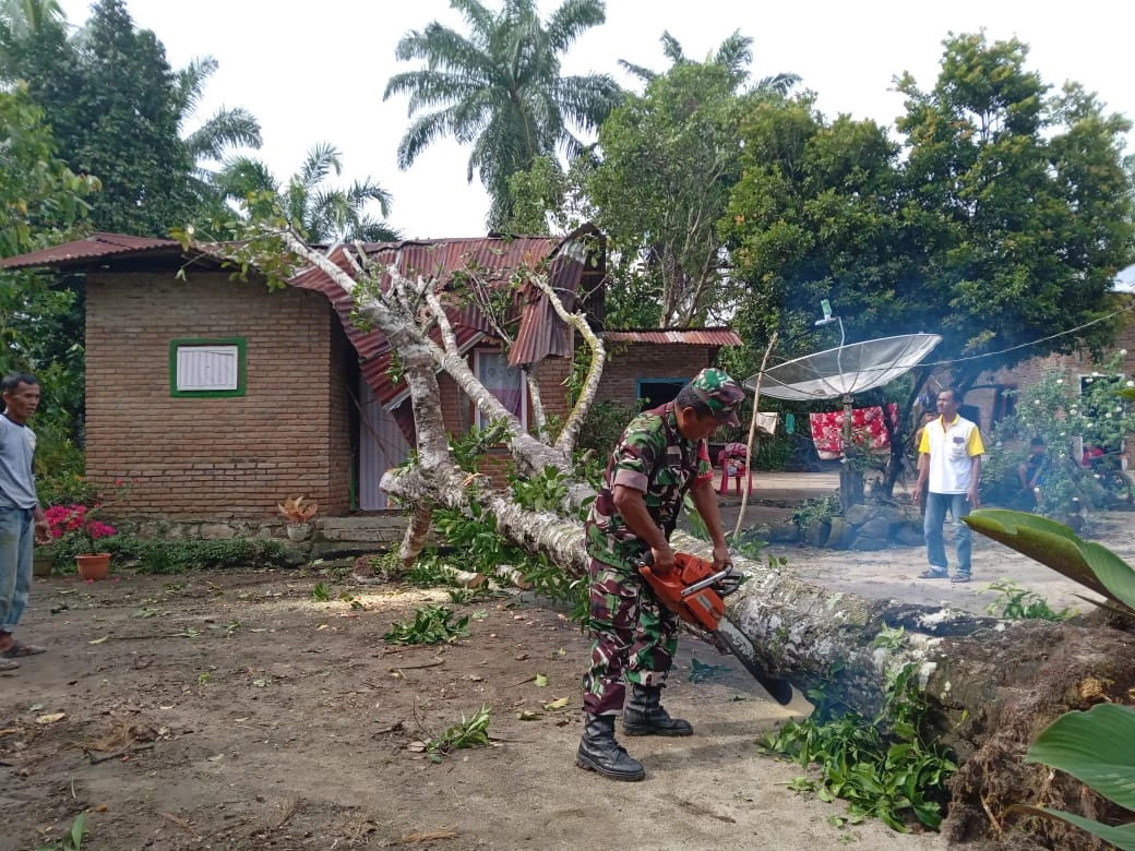 Tanggap Bencana, Babinsa Tiga Balata Turun Langsung Kerumah Warga Korban Angin Puting Beliung