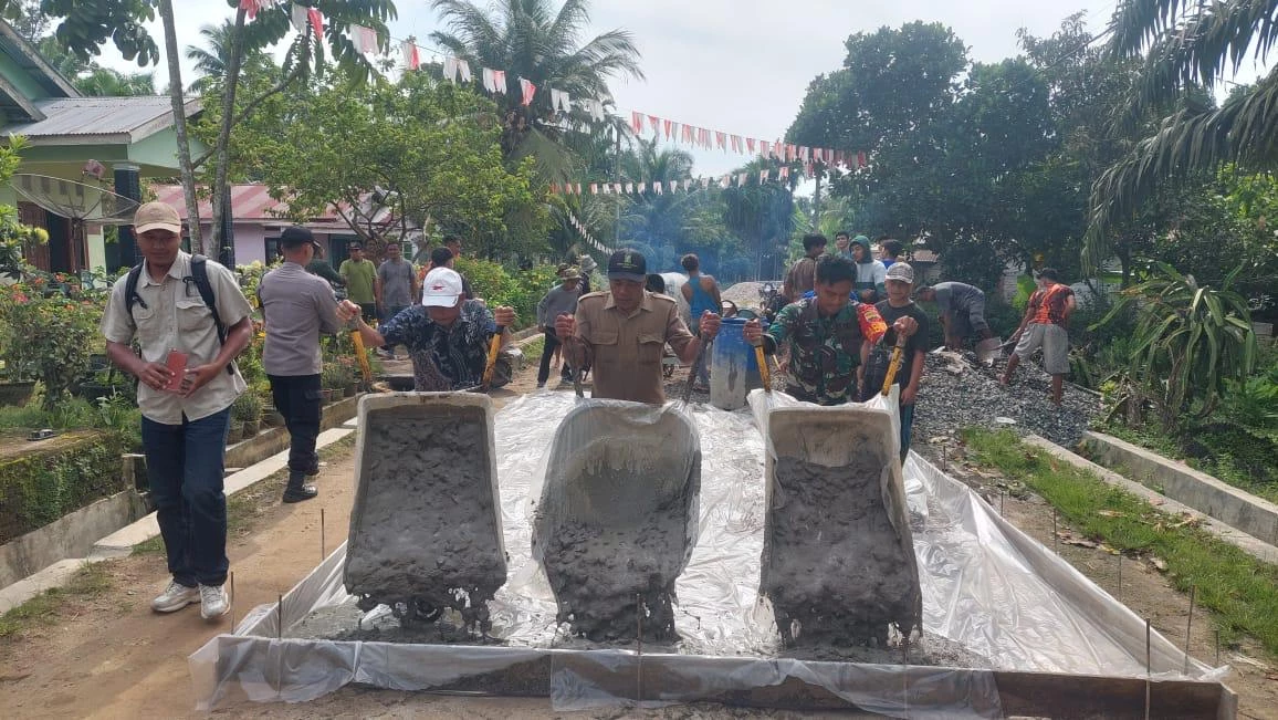 Babinsa Koramil 07/BM Turut Serta Pengecoran Rapat Beton Di Nagori Pagar Bosi.