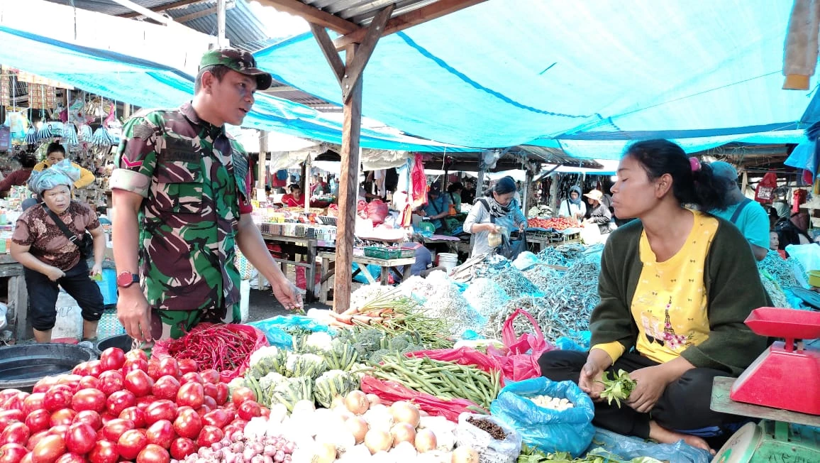 Kunjungi Pasar Tradisional Babinsa Pastikan Stabilitas Harga Sembako masih Stabil