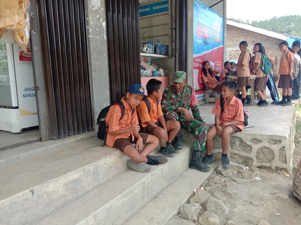 Komsos Dengan Pelajar SMP Negeri 1 Sipintu Angin, Ini Pesan Babinsa